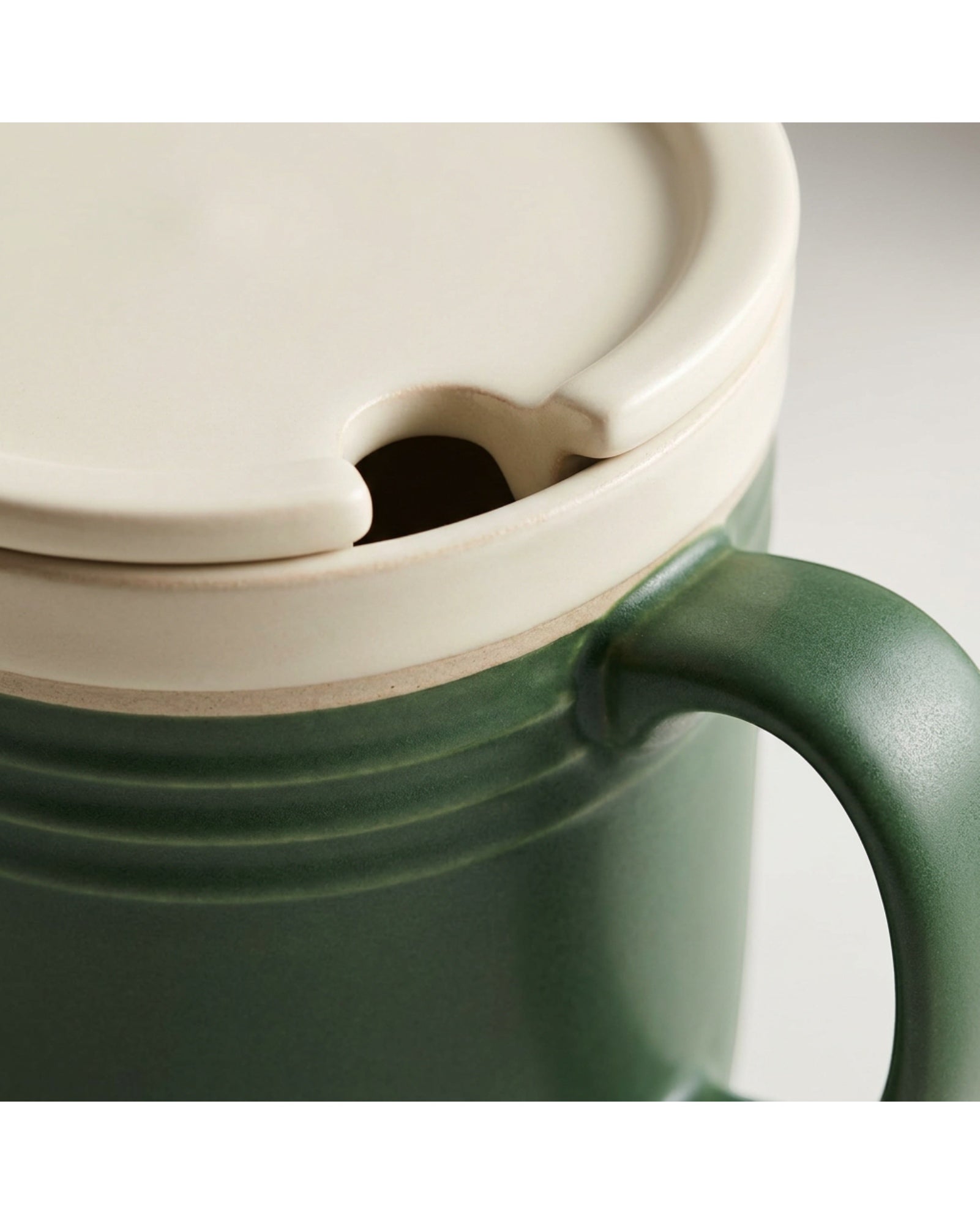 Wvkfn Horizontal Rib Lidded Ceramic Coffee Mug 13 oz Forest Cream - Detail view